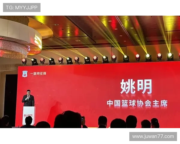 姚明带领国青队征战赛场展现篮球天赋与团队精神的精彩瞬间